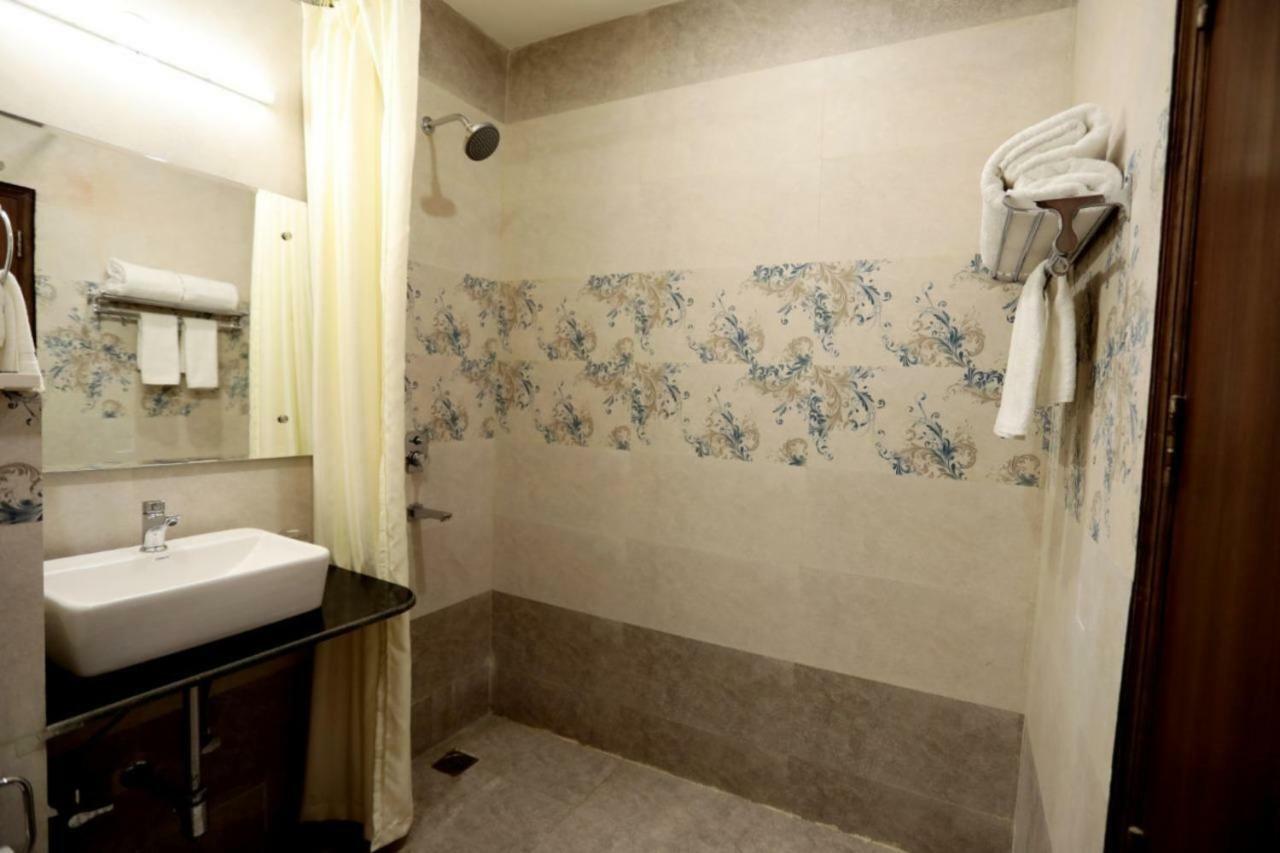 Royal Imperio Hotel Faridábád Kültér fotó