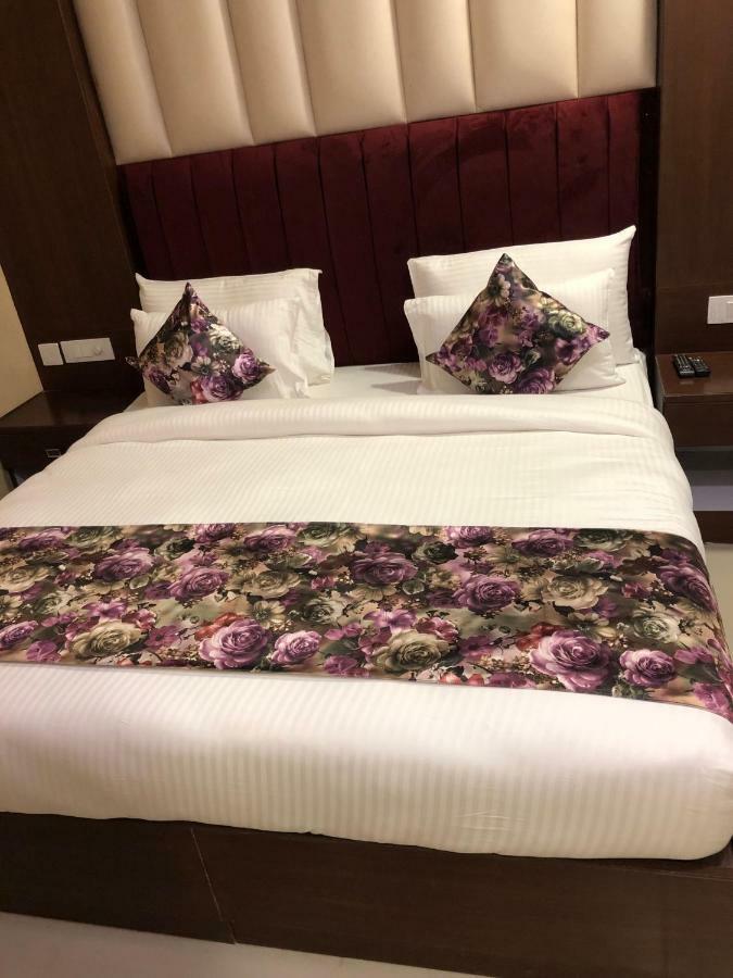 Royal Imperio Hotel Faridábád Kültér fotó