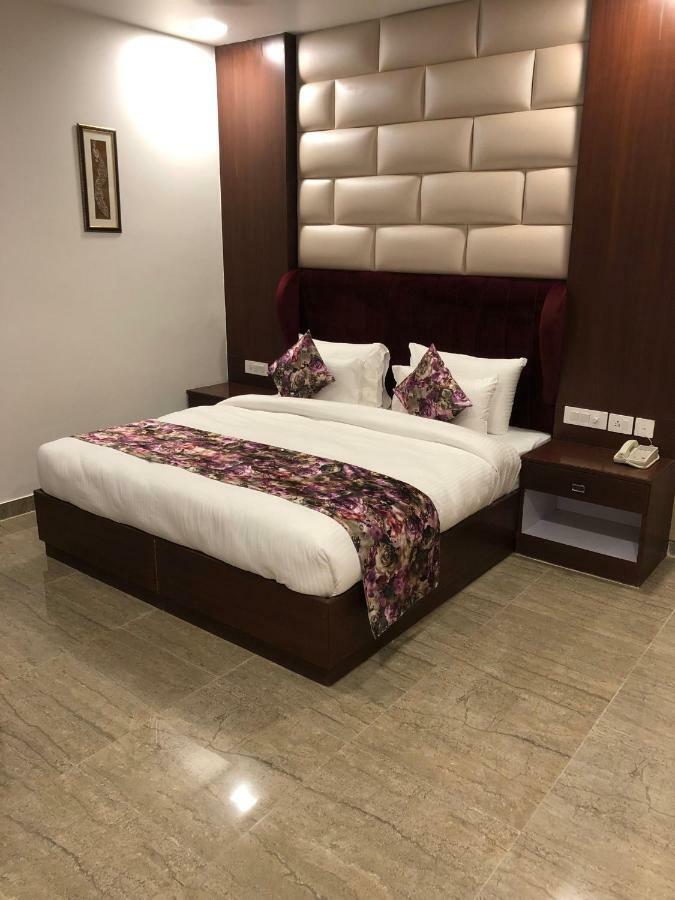 Royal Imperio Hotel Faridábád Kültér fotó